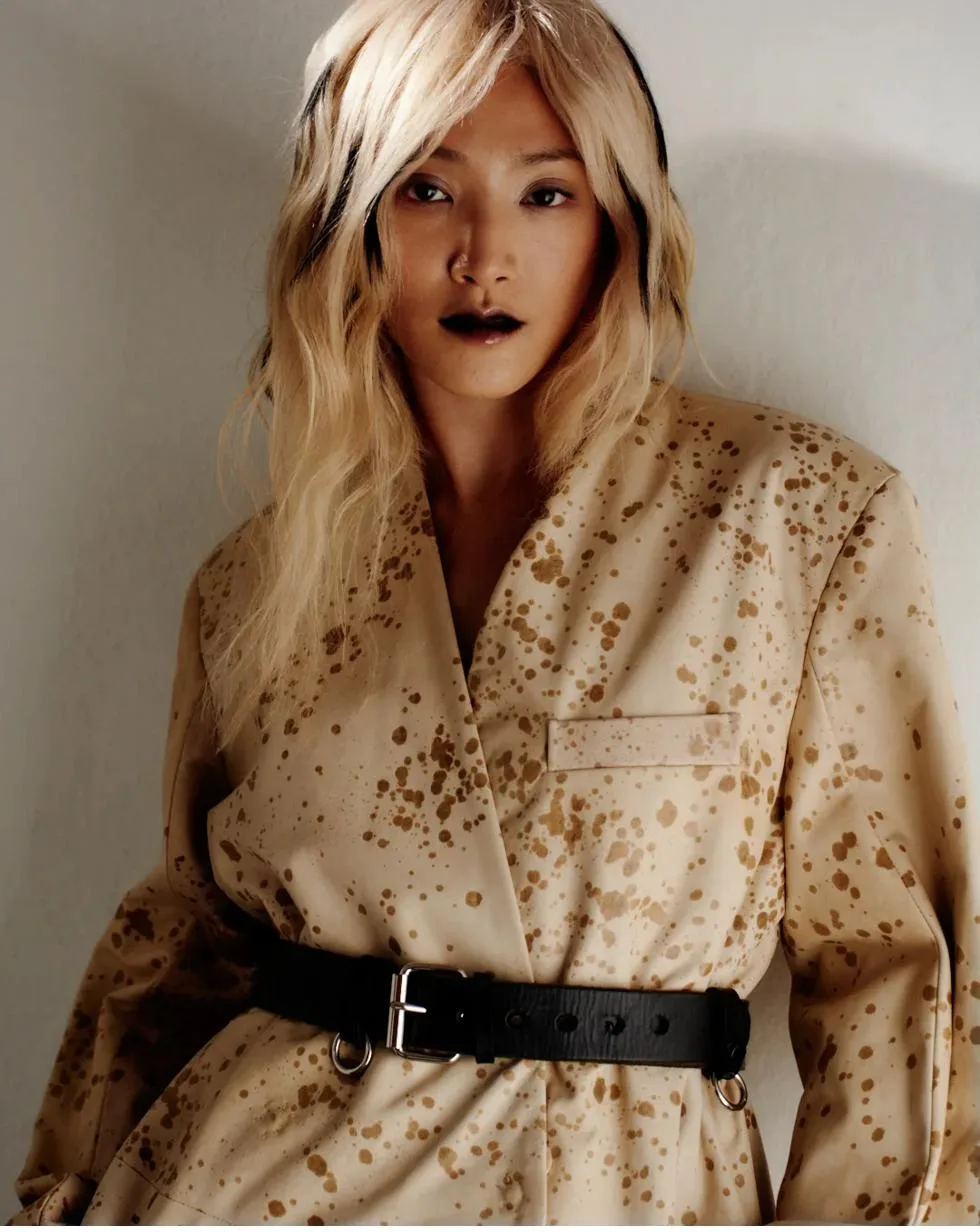 Coloration cheveux blancs et blond platine éditorial par Élodie Hue Paris